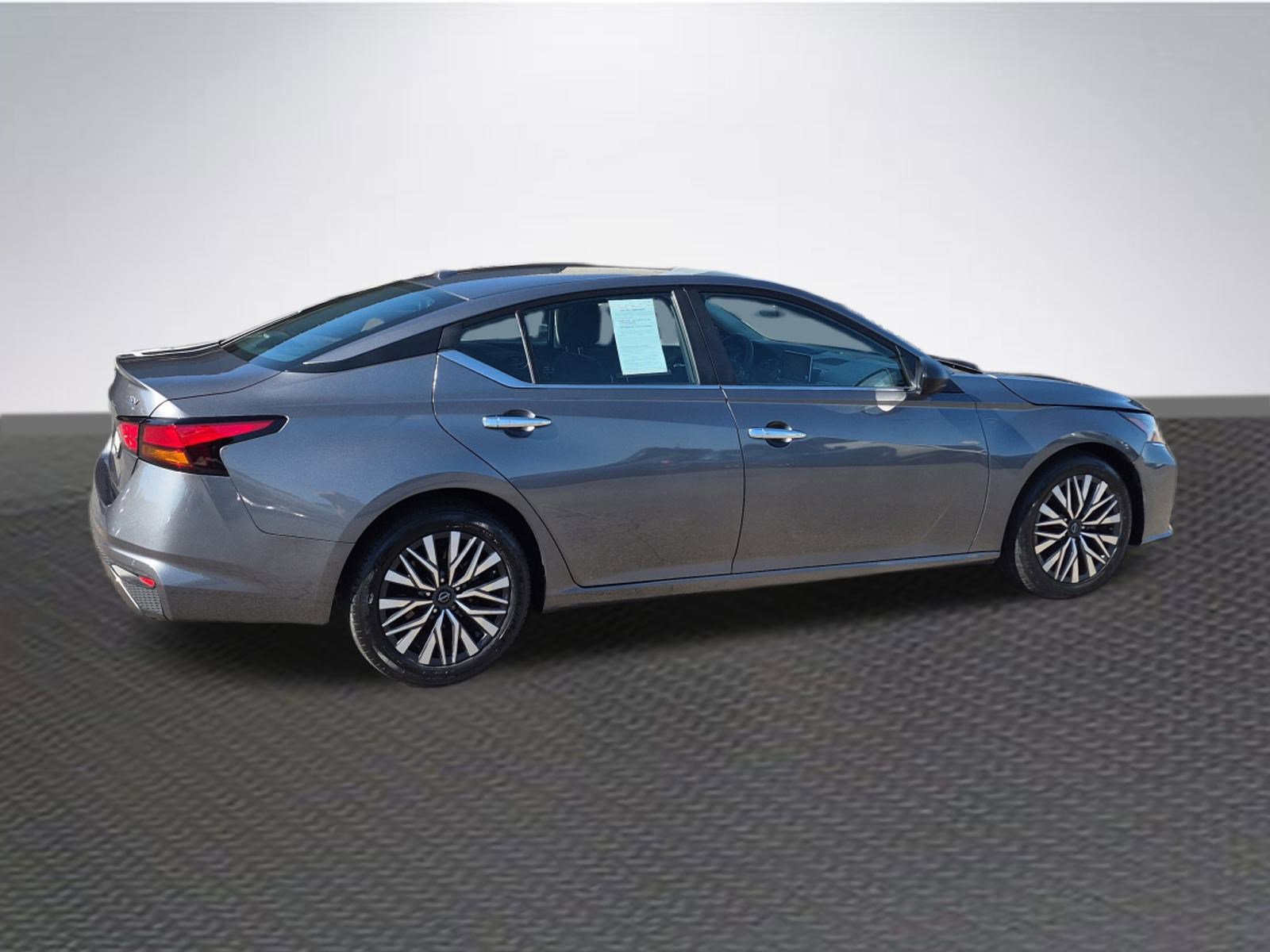 Used 2024 Nissan Altima 2.5 SV image 4