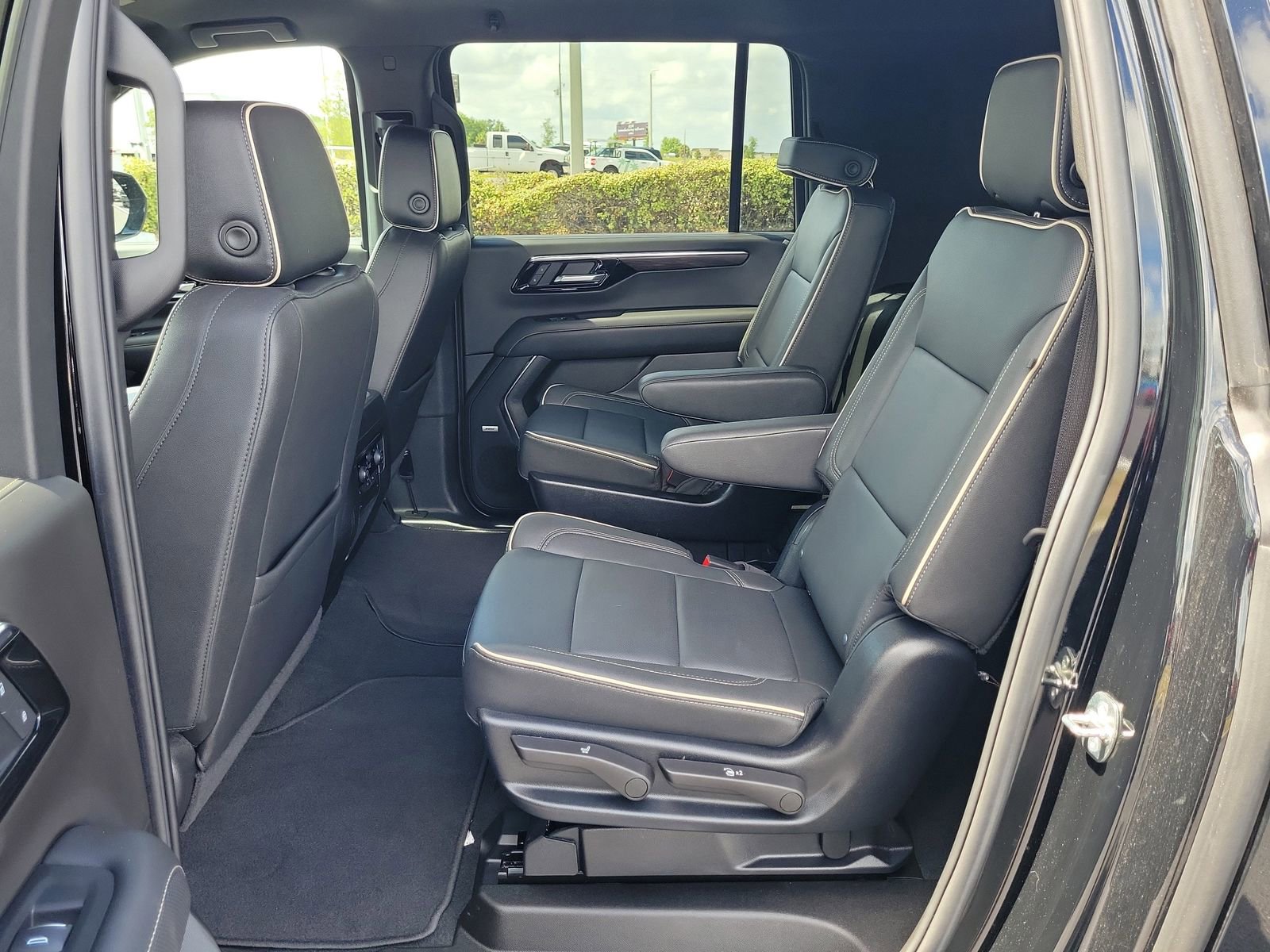 Used 2025 Chevrolet Suburban Premier AWD/4WD image 11