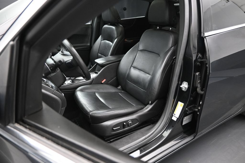 Used 2017 Chevrolet Malibu LT w/ Leather Package FWD image 9