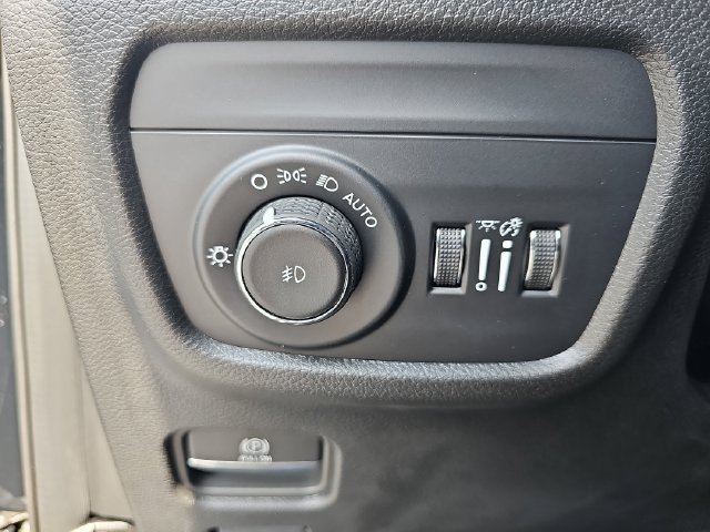 Used 2025 Jeep Grand Cherokee Limited AWD/4WD image 32