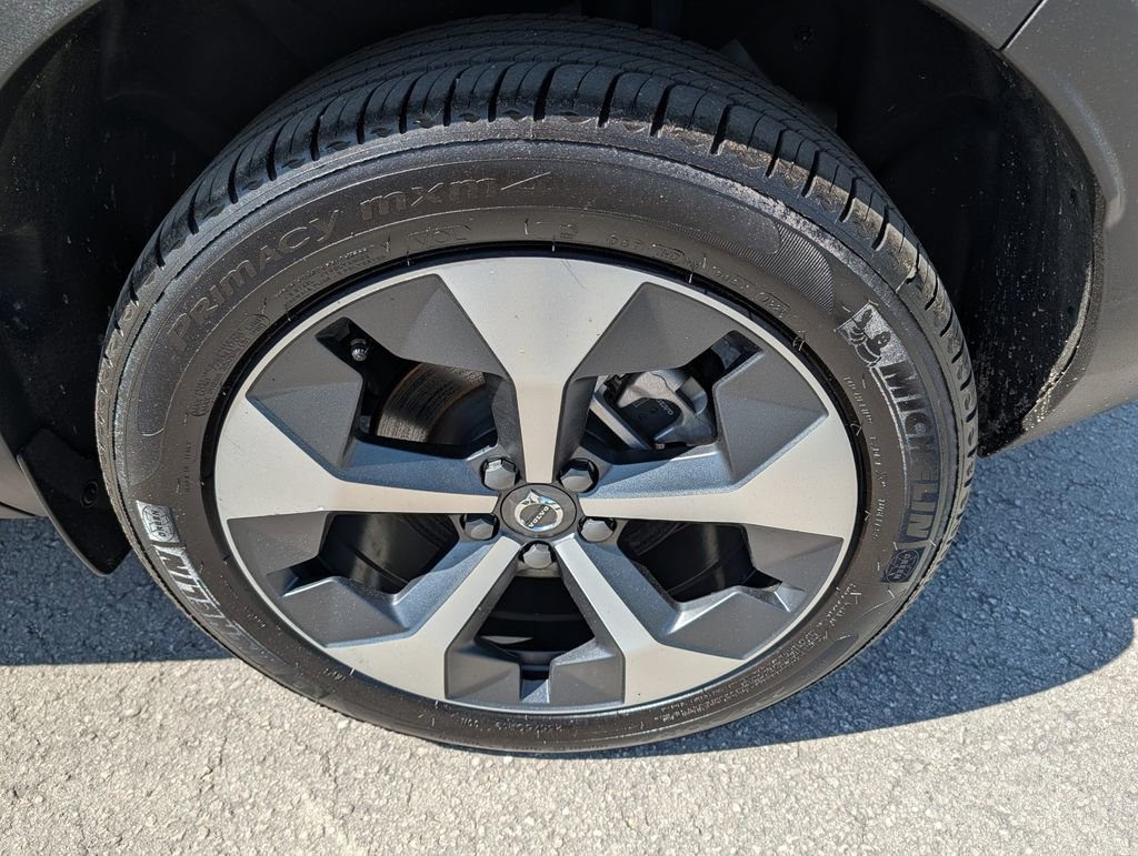 Used 2025 Volvo XC40 B5 Plus AWD/4WD image 35