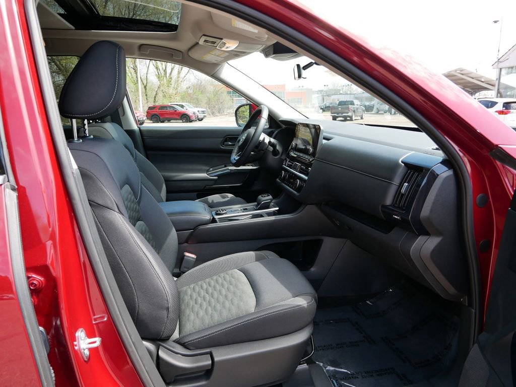 Used 2024 Nissan Pathfinder SV w/ SV Premium Package image 8