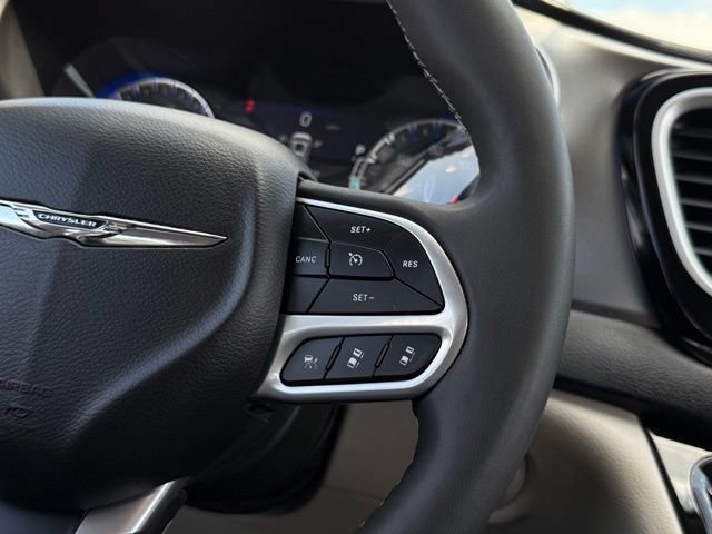 Used 2023 Chrysler Pacifica Touring-L FWD image 7