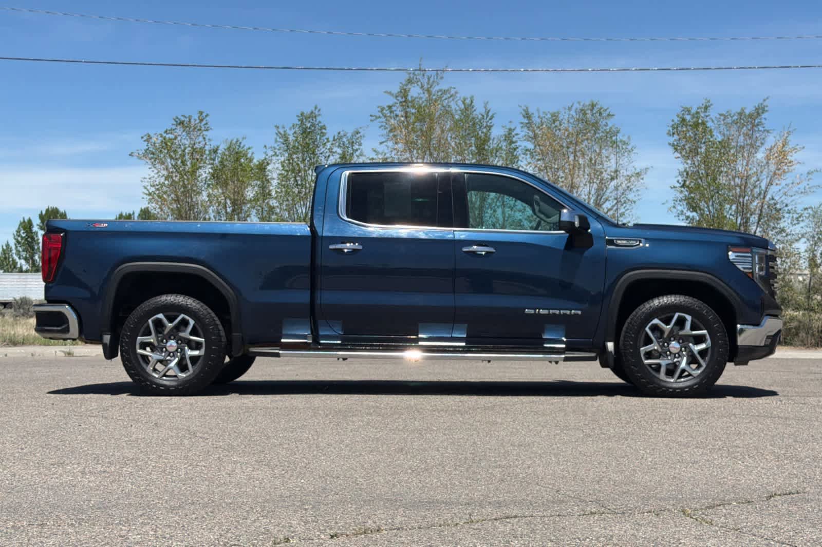 Used 2023 GMC Sierra 1500 SLT w/ SLT Premium Package AWD/4WD image 8