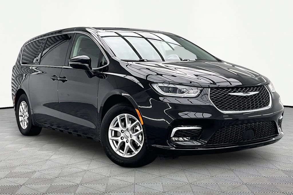 Used 2024 Chrysler Pacifica Touring-L FWD image 12