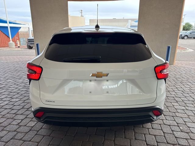 Used 2025 Chevrolet Trax LS w/ LS Convenience Package image 4