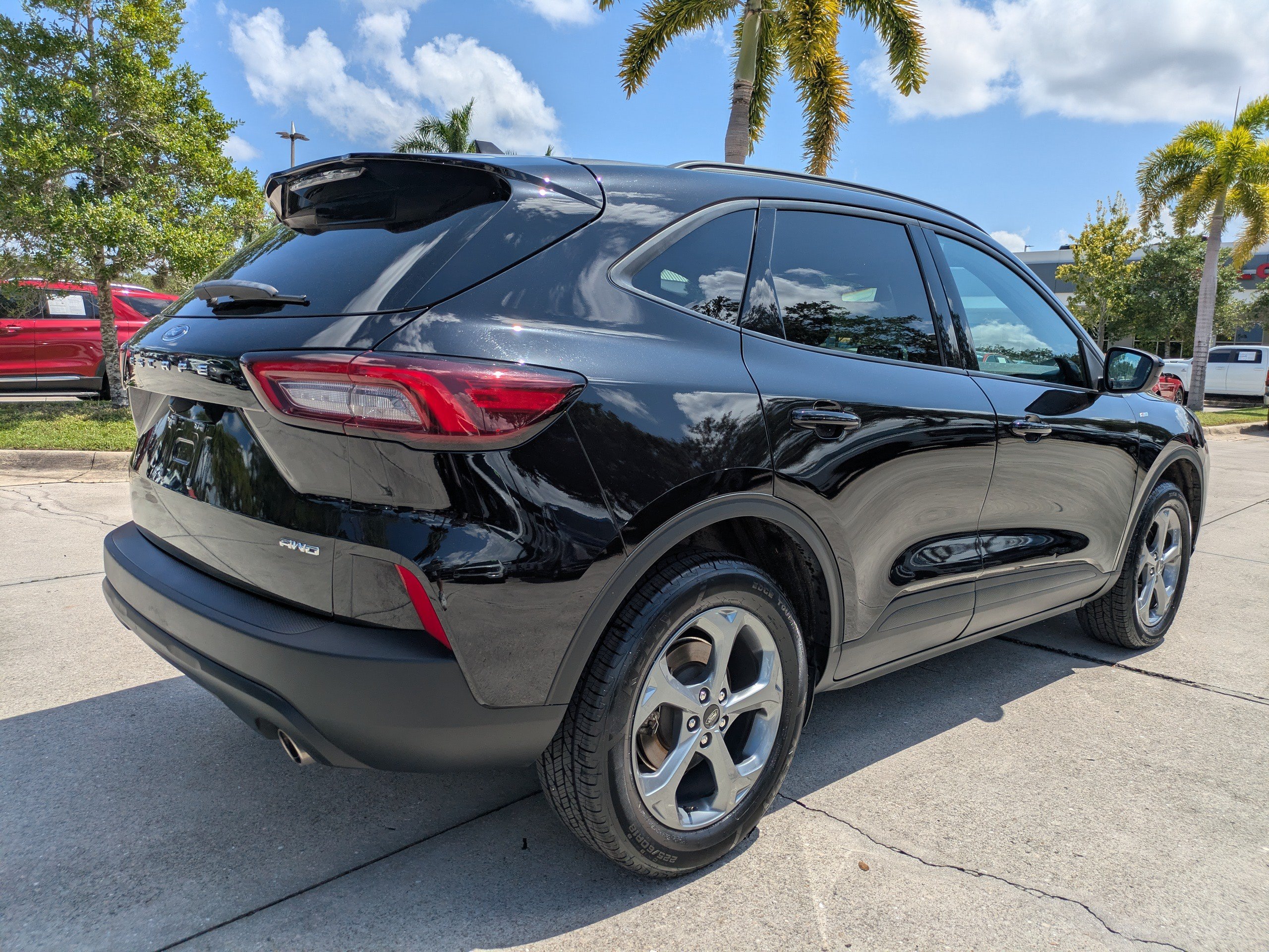 Certified 2025 Ford Escape ST-Line Select AWD/4WD image 4