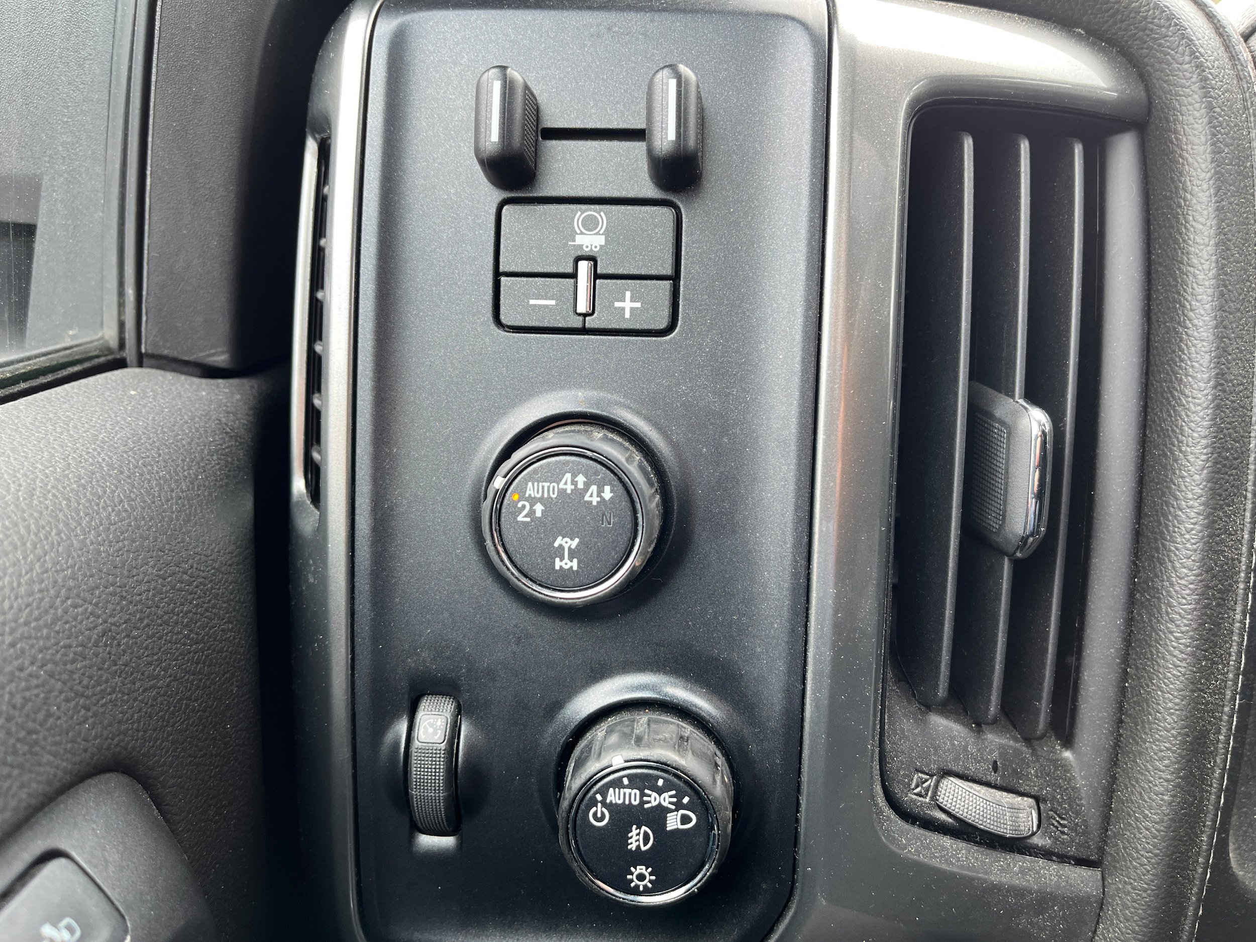 Used 2018 Chevrolet Silverado 1500 LTZ Z71 w/ Redline Edition AWD/4WD image 25