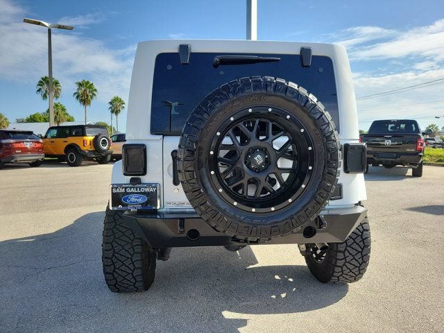 Used 2017 Jeep Wrangler Unlimited Sahara w/ Max Tow Package AWD/4WD image 5