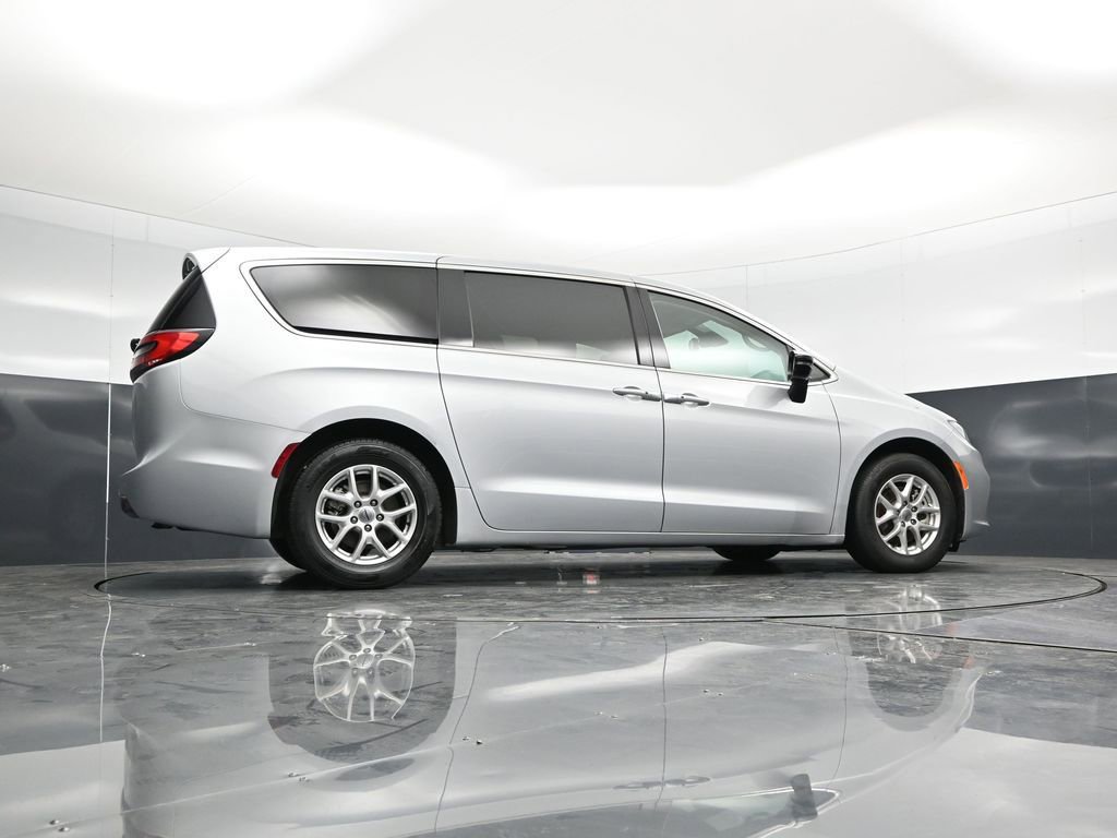 Used 2024 Chrysler Pacifica Touring-L image 46