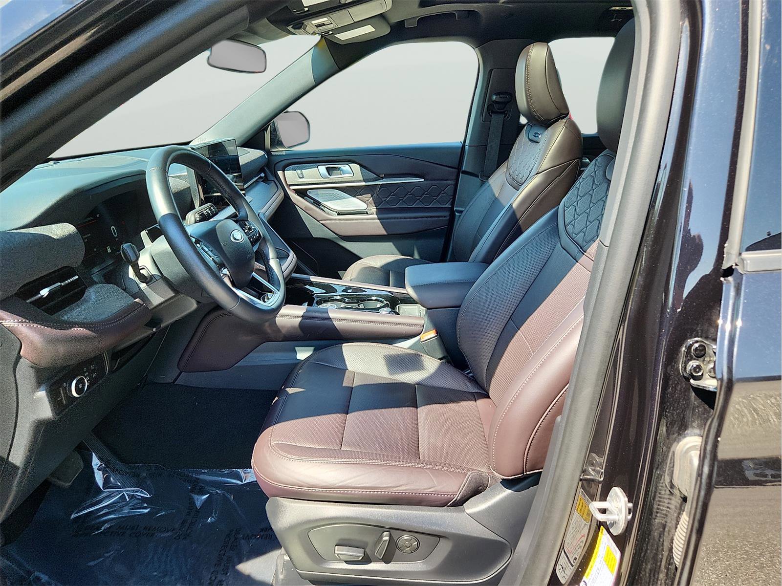 Certified 2025 Ford Explorer Platinum w/ LUX Leather Package AWD/4WD image 11