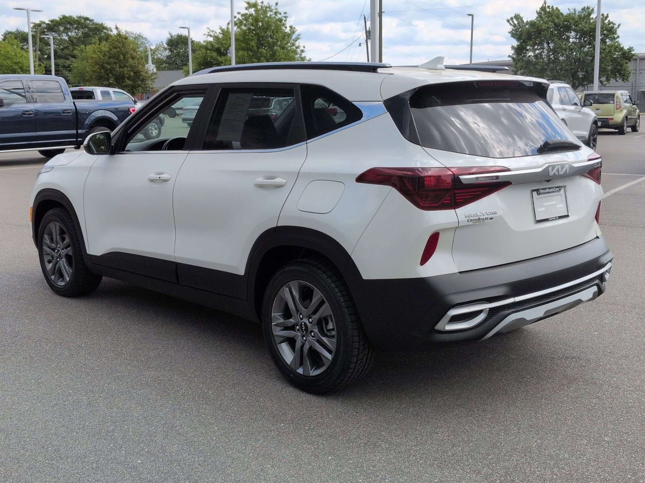 Used 2023 Kia Seltos S w/ Navigation Package image 3