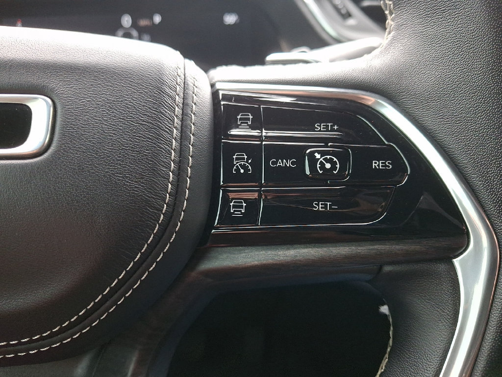 Used 2022 Jeep Grand Cherokee Overland AWD/4WD image 23