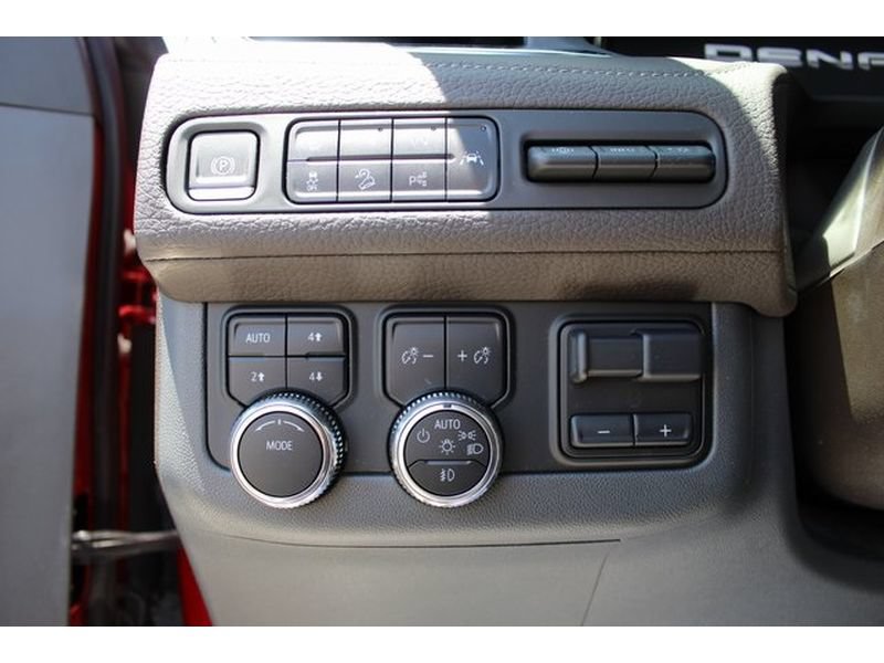 Used 2024 GMC Yukon Denali w/ Advanced Technology Package AWD/4WD image 23