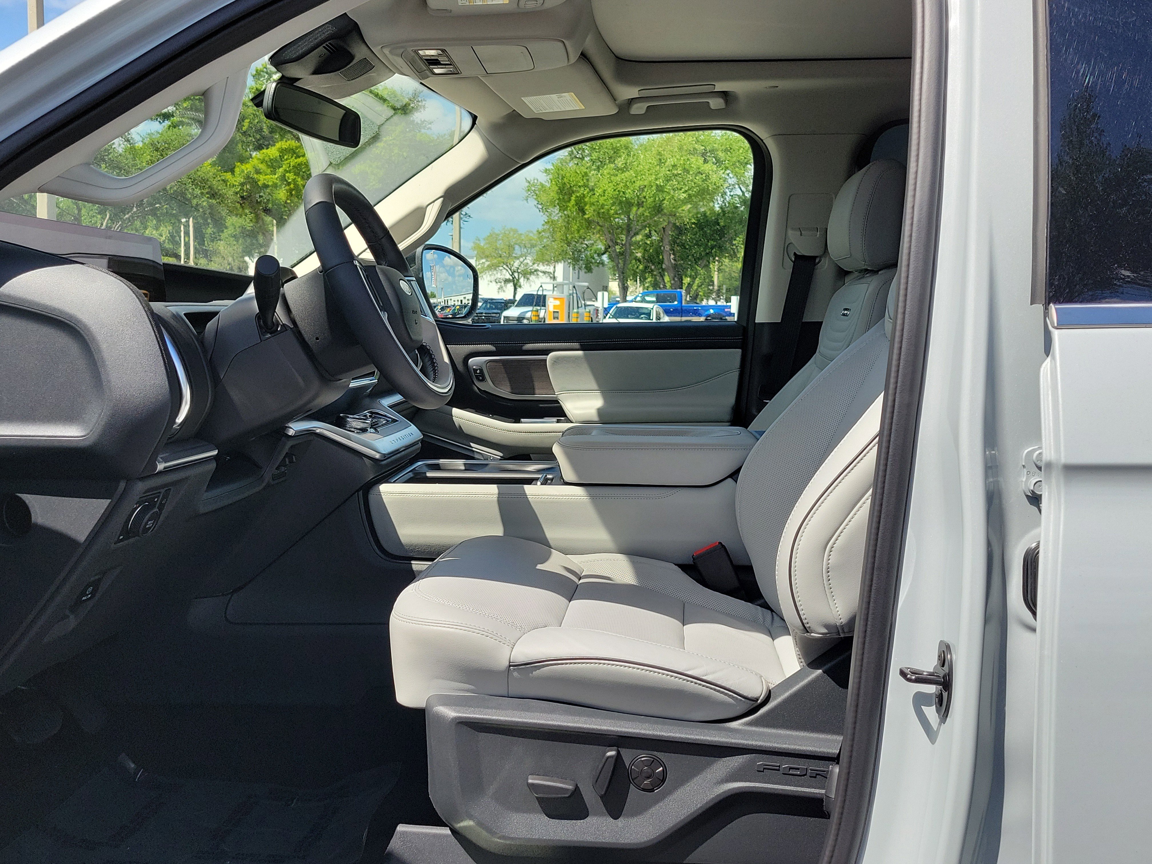 Certified 2025 Ford Expedition Platinum w/ Platinum Ultimate Package image 22