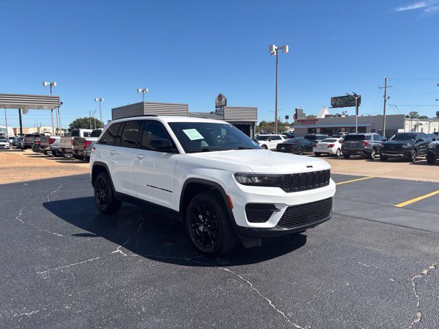 Used 2025 Jeep Grand Cherokee Altitude RWD image 11