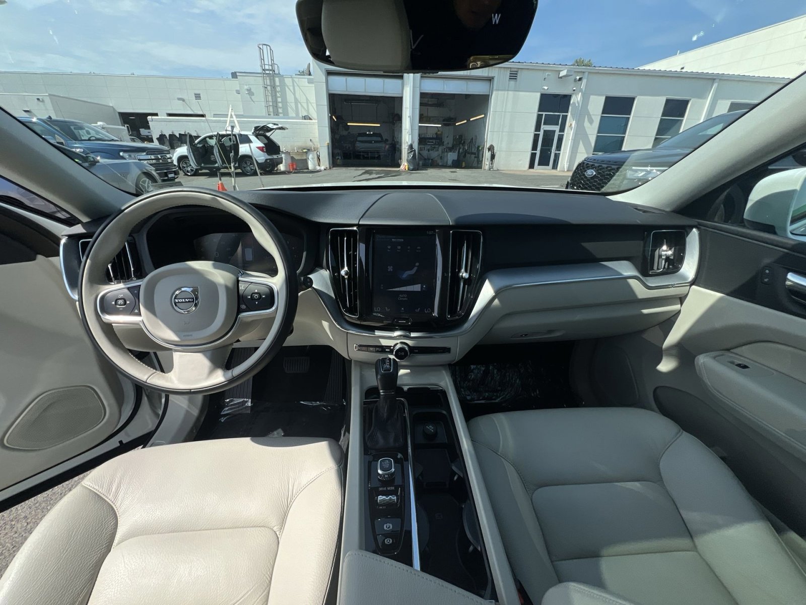 Used 2018 Volvo XC60 T6 Momentum image 23