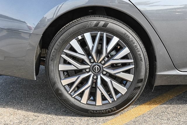 Used 2025 Nissan Altima 2.5 SV FWD image 12