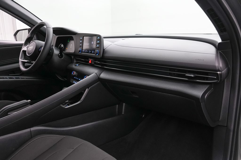 Used 2025 Hyundai Elantra Sport FWD image 21
