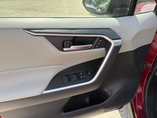 Used 2020 Toyota RAV4 XLE Premium FWD image 19