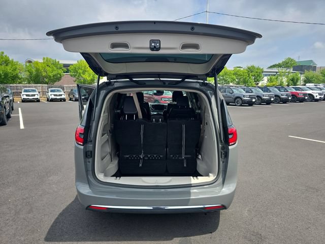 Used 2022 Chrysler Pacifica Touring-L FWD image 22