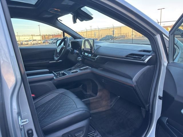 Used 2024 Toyota Sienna XSE image 8