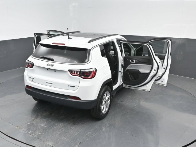 Used 2025 Jeep Compass Latitude w/ Sun & Sound Group AWD/4WD image 27