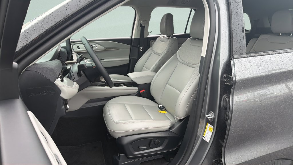 Certified 2025 Ford Explorer Active w/ Active Comfort Package AWD/4WD image 5