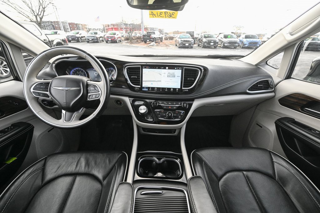 Used 2021 Chrysler Pacifica Limited w/ Uconnect Theater Family Group image 31