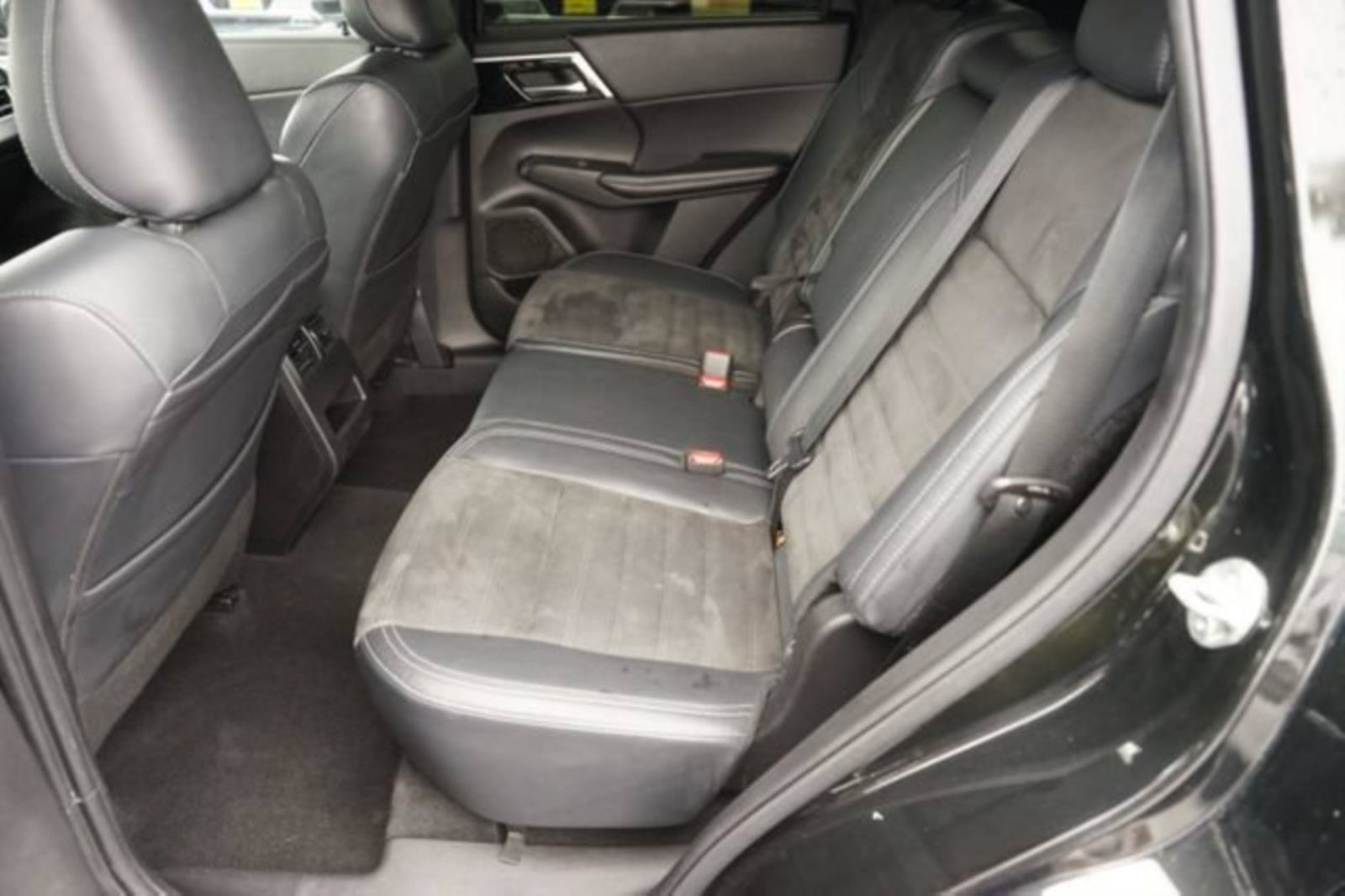 Used 2022 Mitsubishi Outlander SE FWD image 12