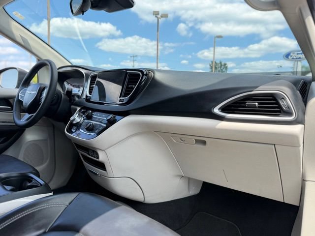 Used 2023 Chrysler Pacifica Touring-L FWD image 16