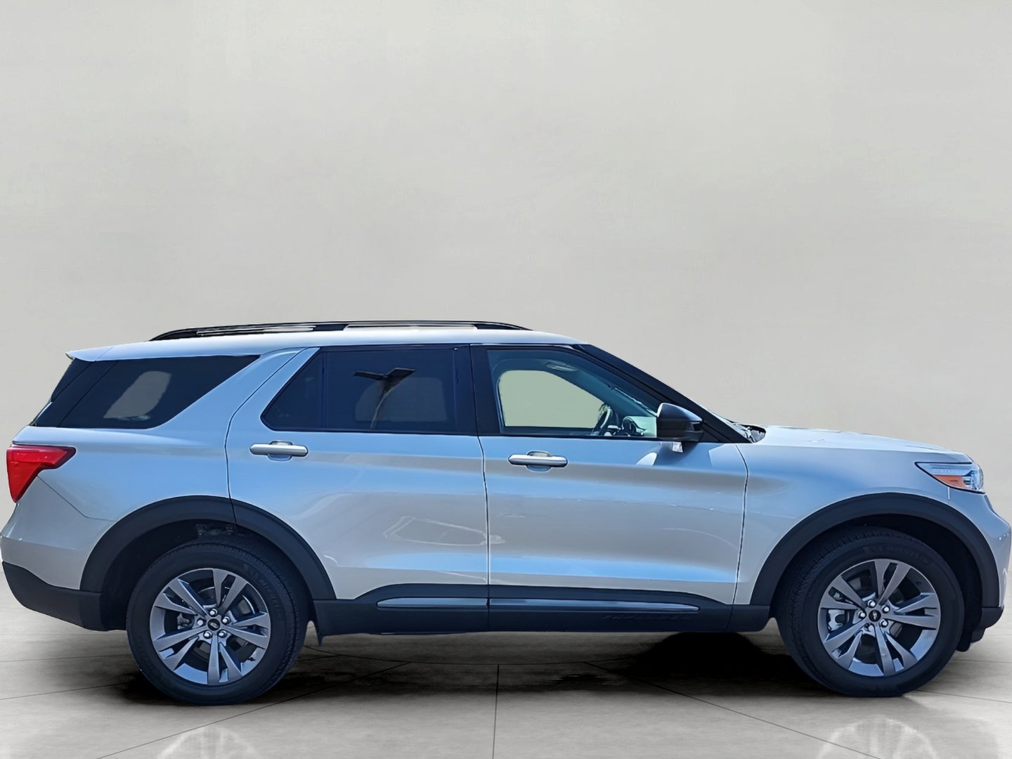 Certified 2023 Ford Explorer XLT w/ Equipment Group 202A AWD/4WD image 3