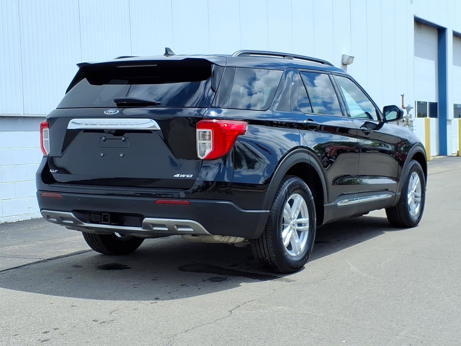 Certified 2023 Ford Explorer XLT w/ Equipment Group 202A AWD/4WD image 6