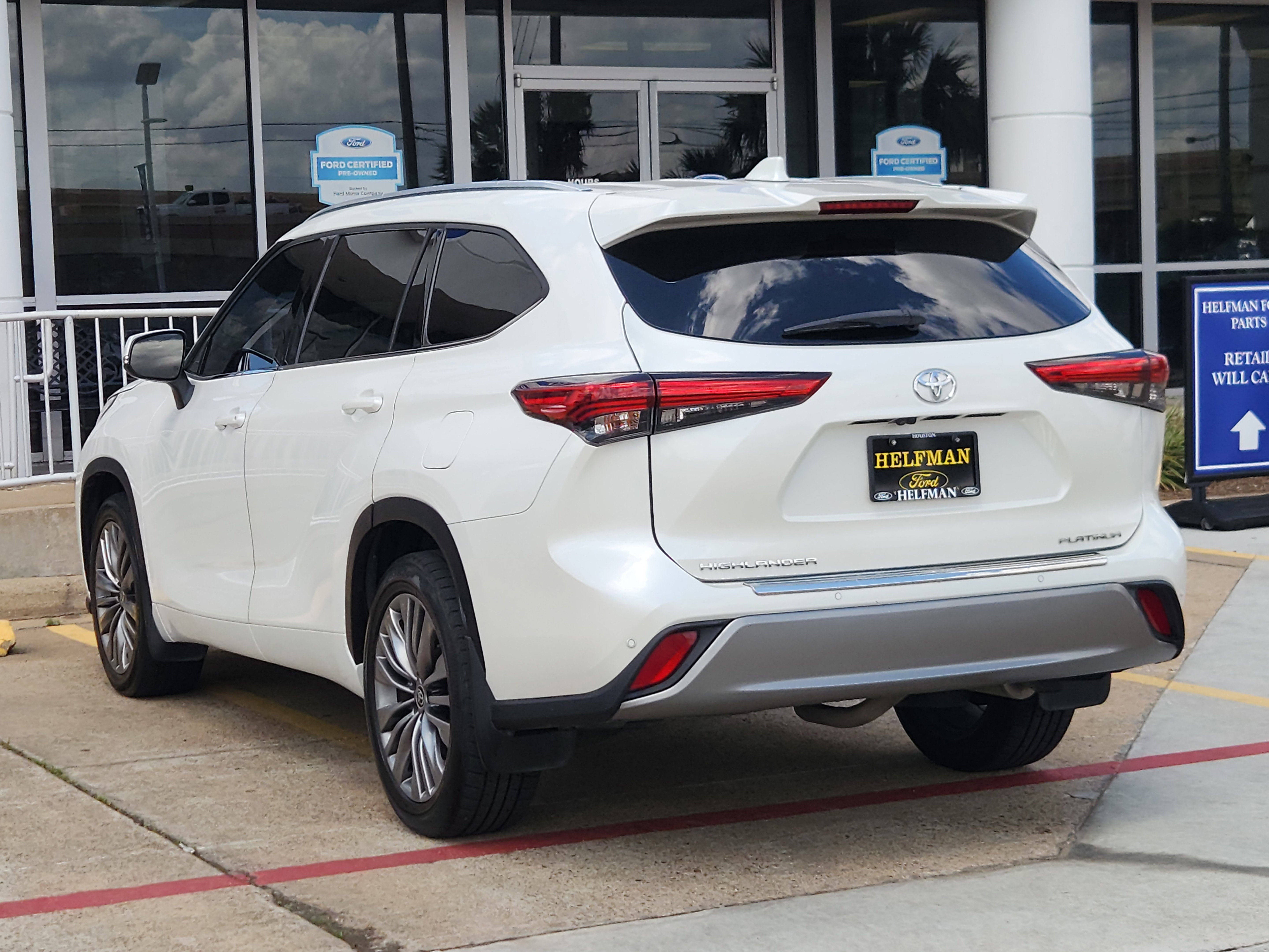 Used 2020 Toyota Highlander Platinum FWD image 2