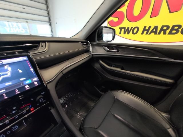 Used 2023 Jeep Grand Cherokee Limited AWD/4WD image 28