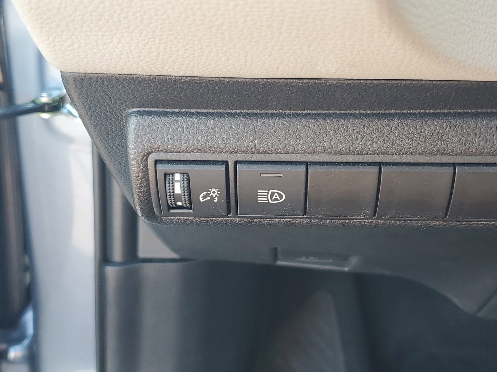 Used 2025 Toyota Corolla LE FWD image 28