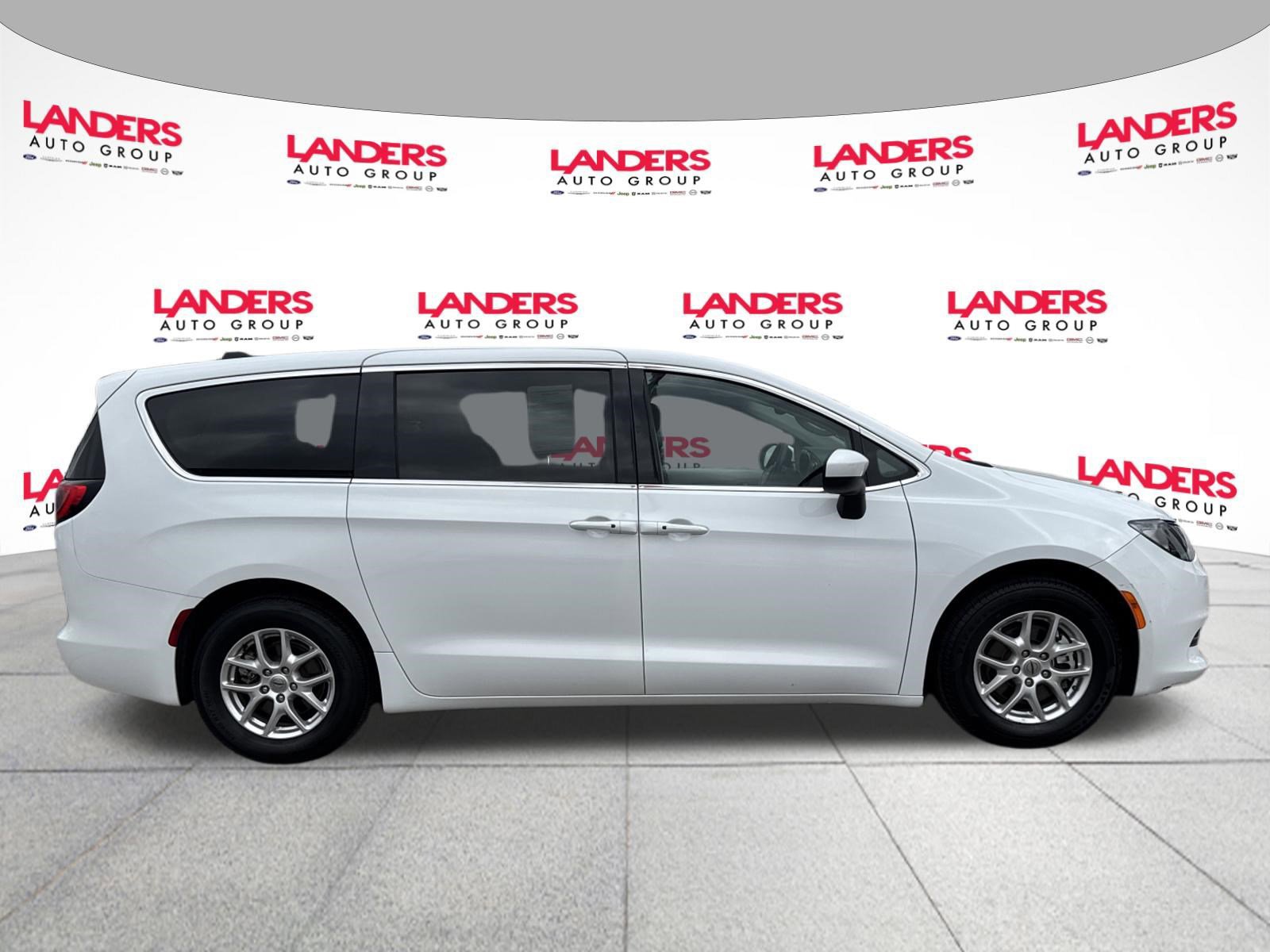 Used 2023 Chrysler Voyager LX image 6