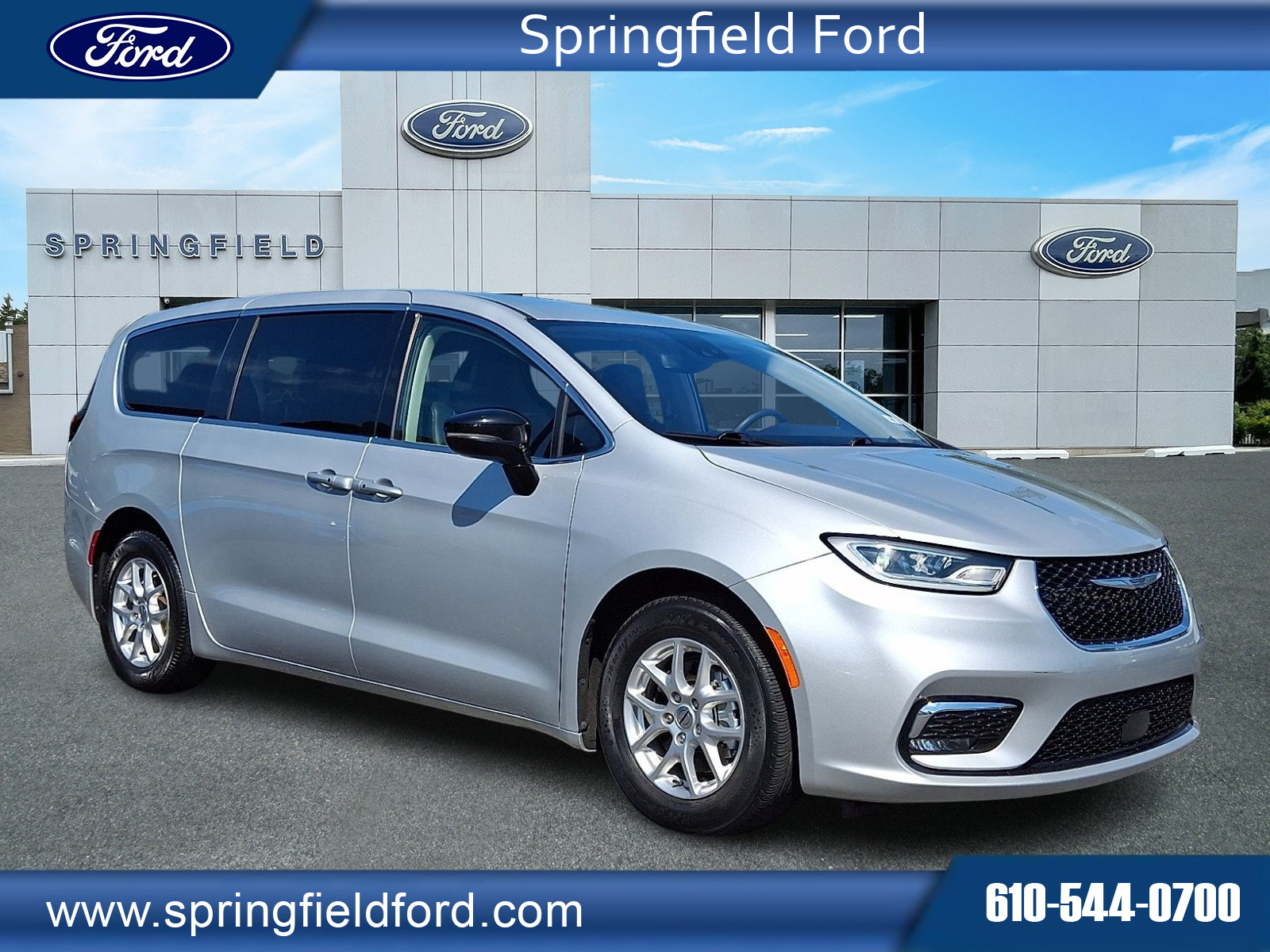 Used 2024 Chrysler Pacifica Touring-L FWD image 1