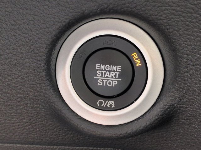 Used 2026 Chrysler Pacifica Limited FWD image 38