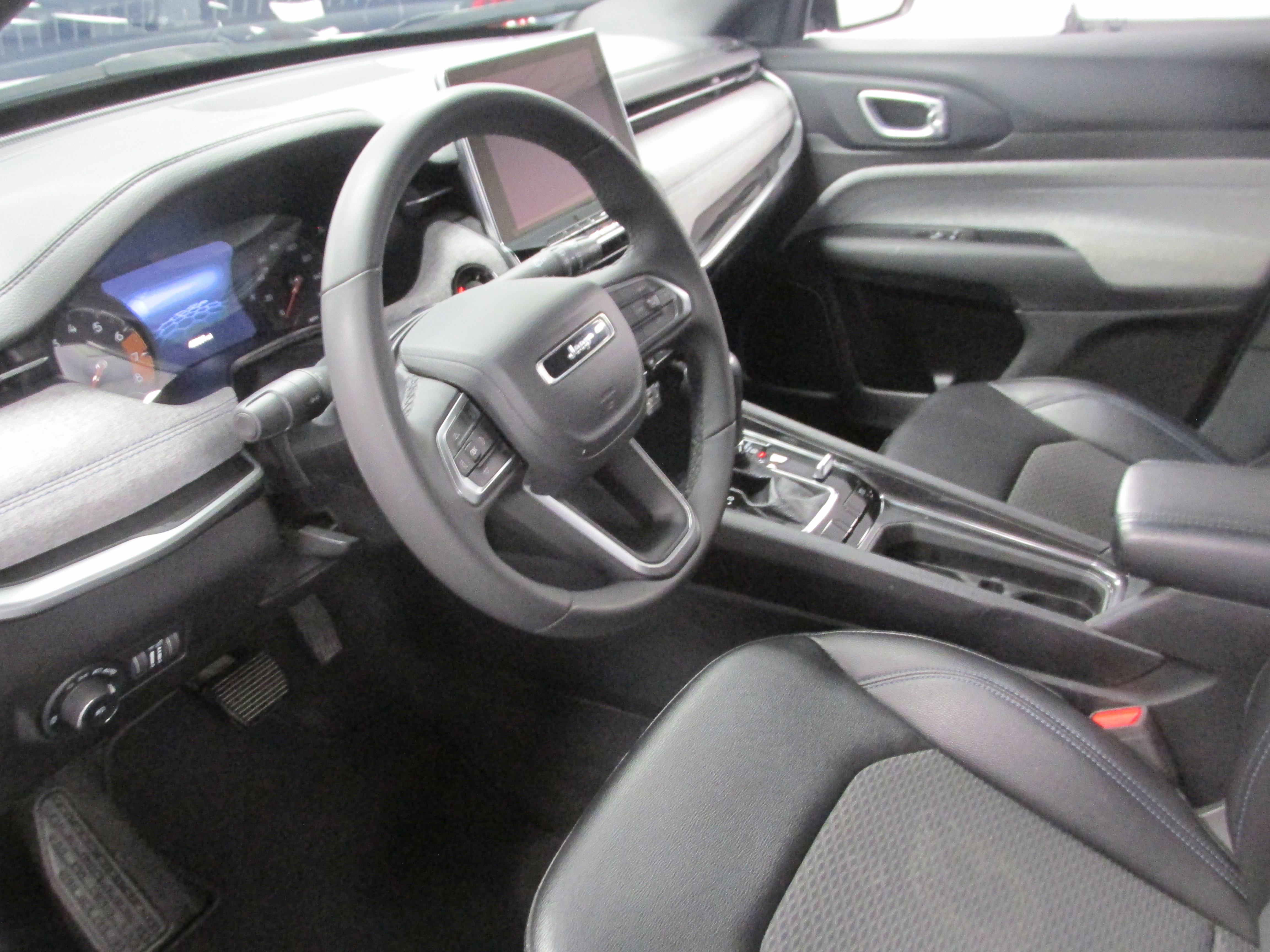 Used 2024 Jeep Compass Latitude image 23