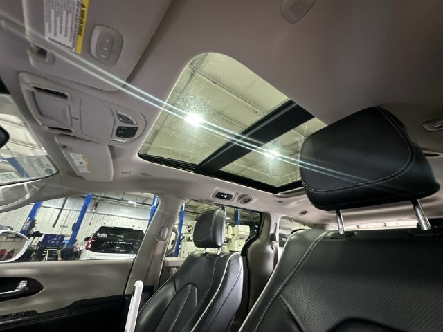 Used 2022 Chrysler Pacifica Limited AWD/4WD image 20