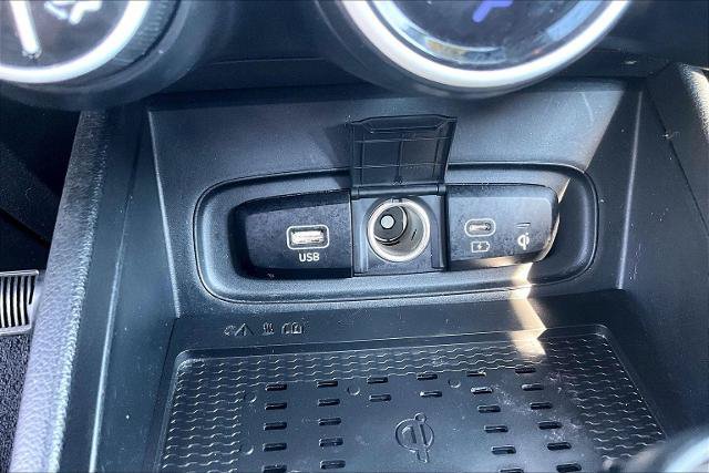 Used 2023 Hyundai Venue Limited FWD image 32