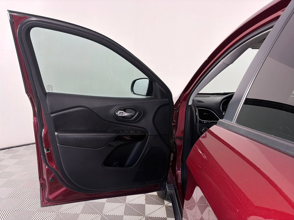 Used 2019 Jeep Cherokee Latitude Plus AWD/4WD image 10