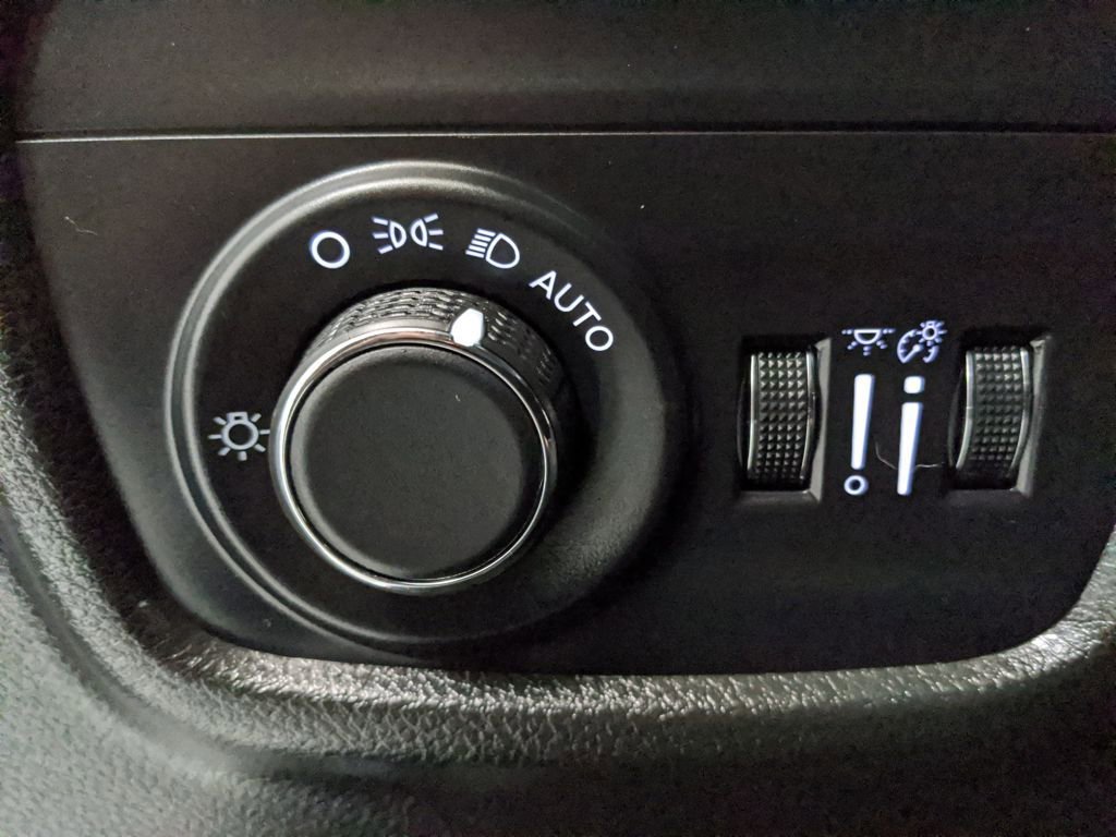 Used 2025 Jeep Grand Cherokee Laredo X image 15