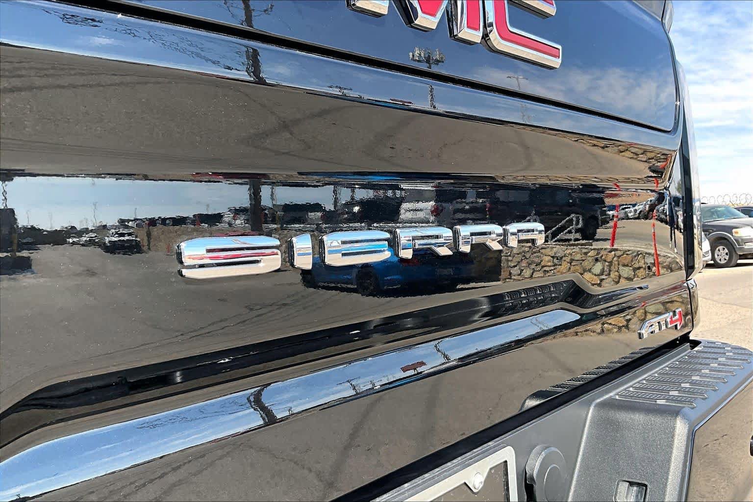 Used 2025 GMC Sierra 2500 AT4 w/ AT4 Premium Plus Package AWD/4WD image 10