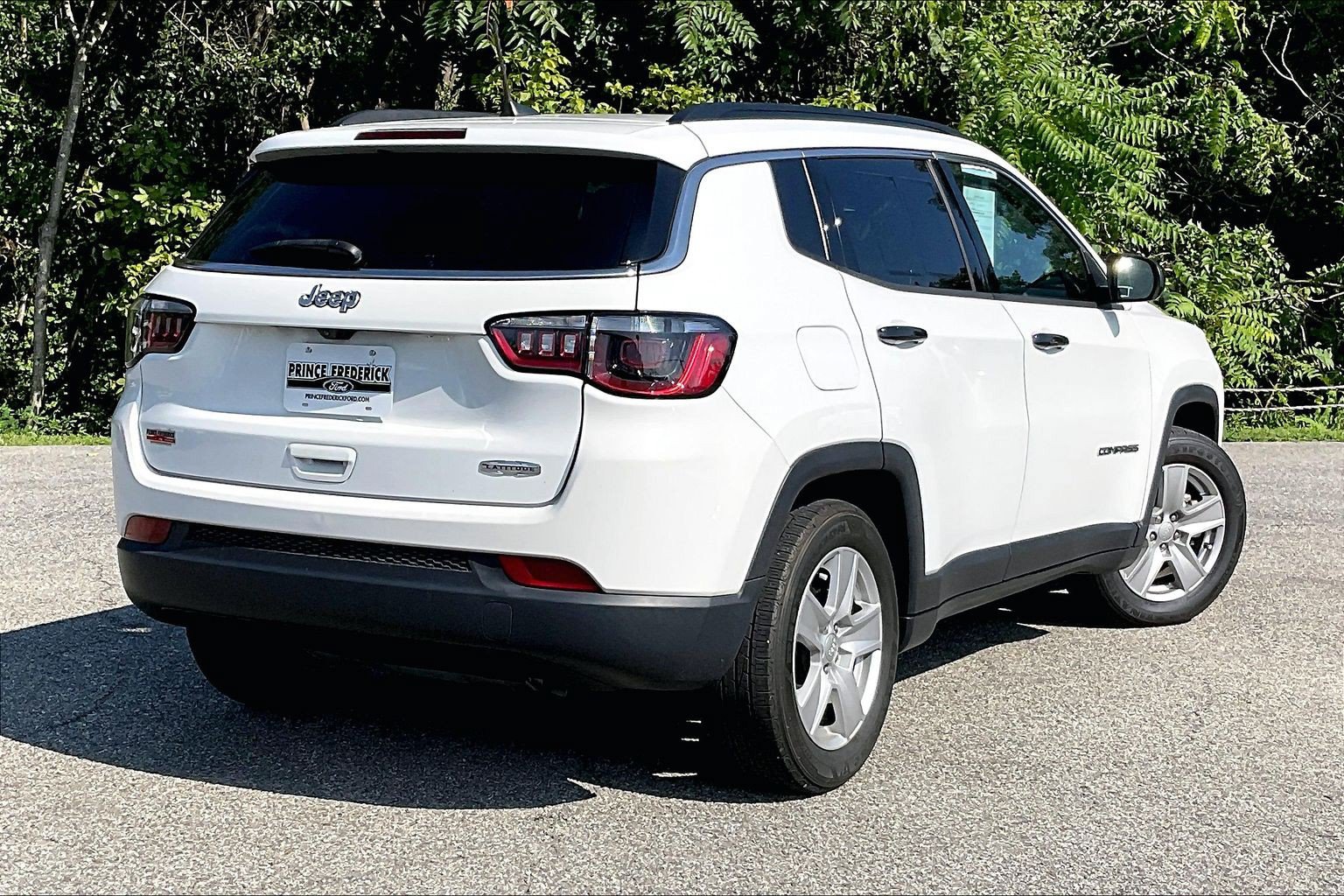 Used 2022 Jeep Compass Latitude w/ Sun and Sound Group FWD image 12