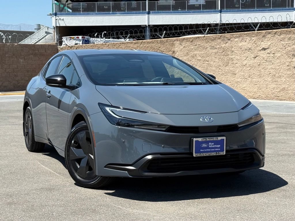 Used 2025 Toyota Prius LE FWD image 3