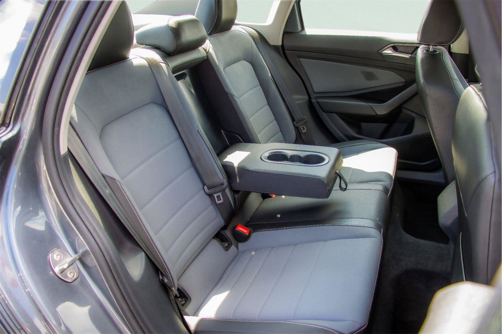 Used 2025 Volkswagen Jetta SE FWD image 9