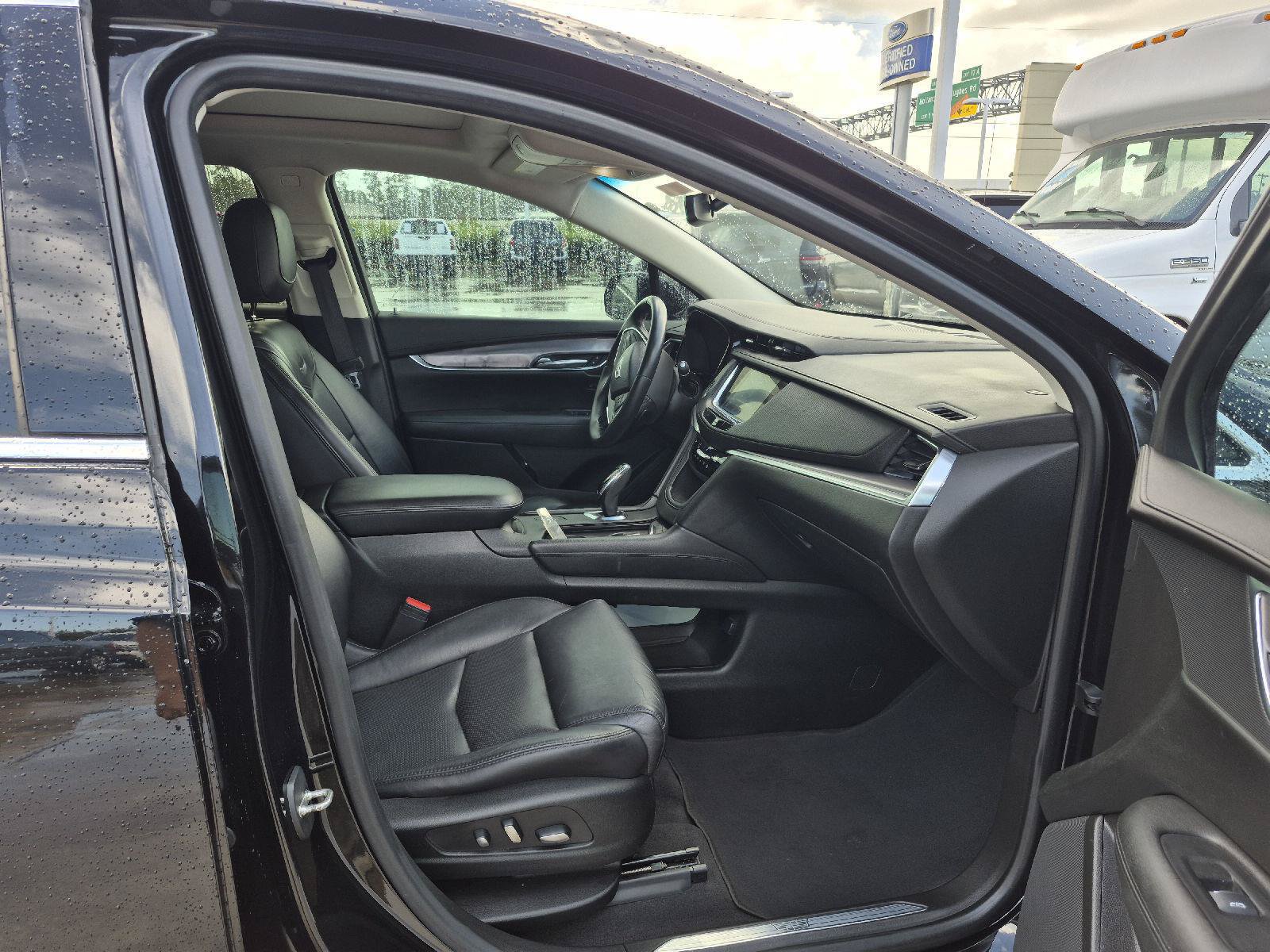 Used 2017 Cadillac XT5 Premium Luxury FWD image 10