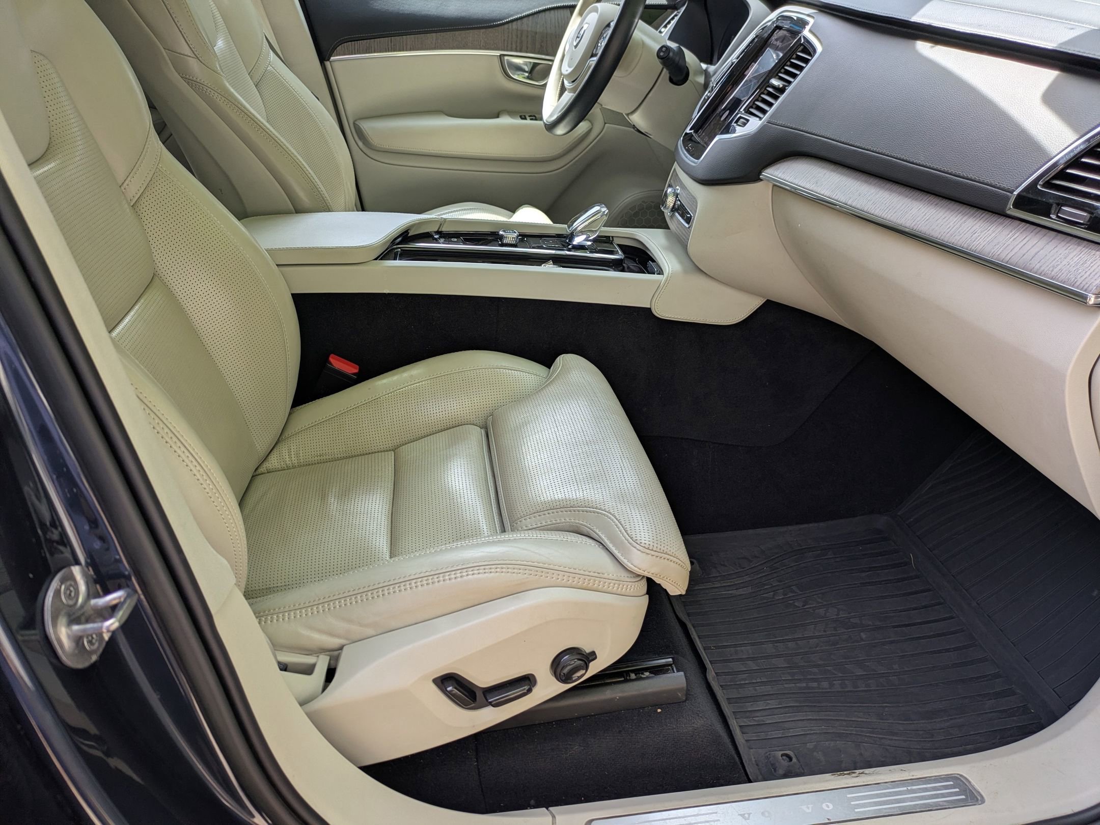 Used 2023 Volvo XC90 B6 Ultimate w/ Protection Package AWD/4WD image 39